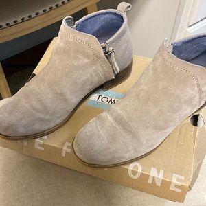 Toms Dela booties size 7 taupe